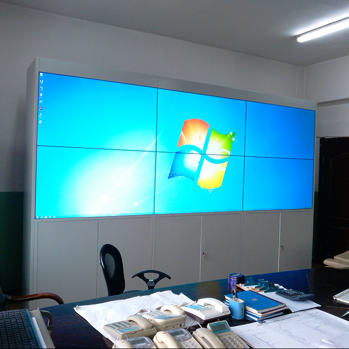 带前维护壁挂式支架的 LCD 视频墙